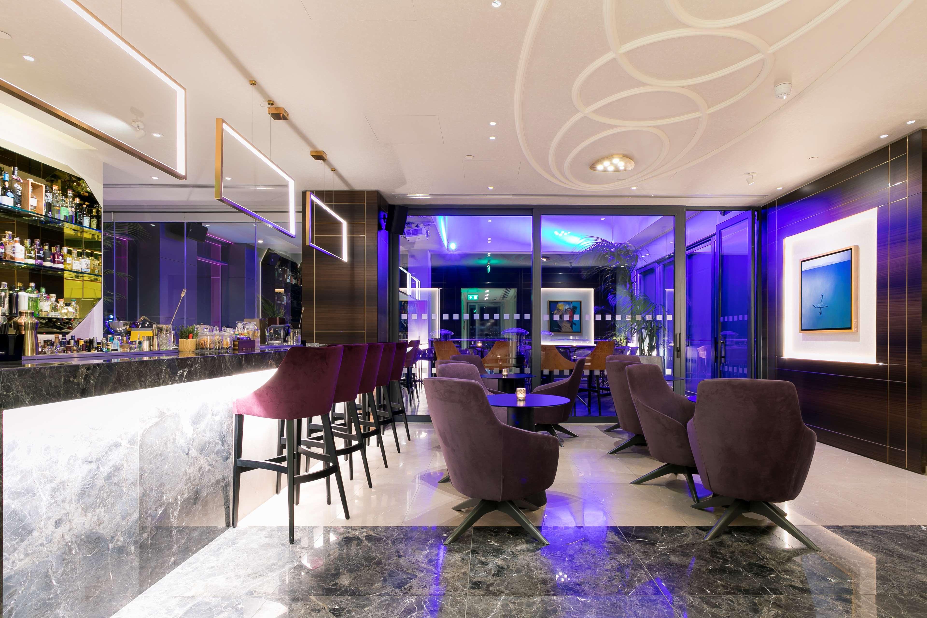 Radisson Blu Hotel, Lárnaca Exterior foto The bar at the 360° Sky Lounge