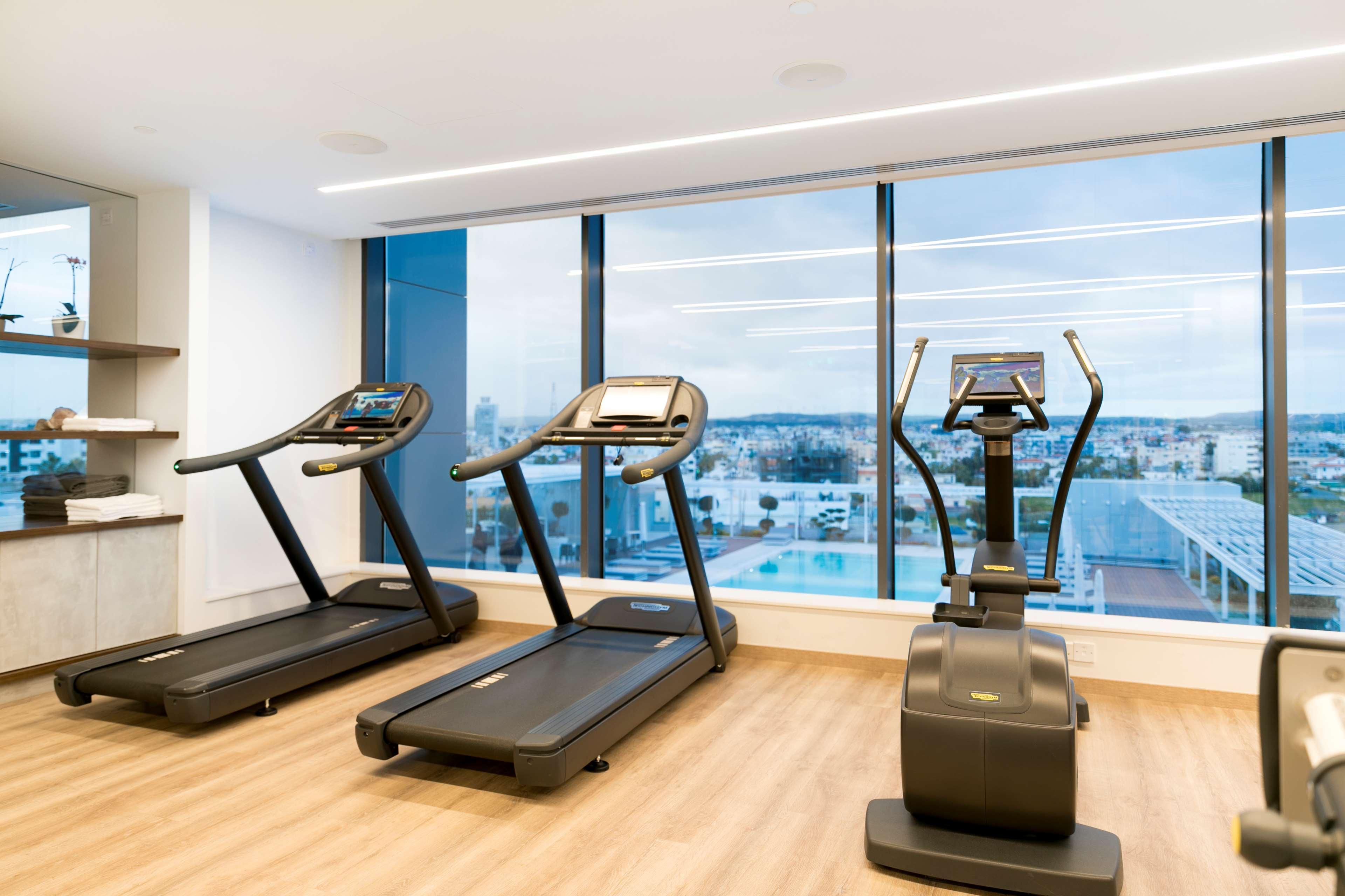 Radisson Blu Hotel, Lárnaca Exterior foto The gym at the hotel