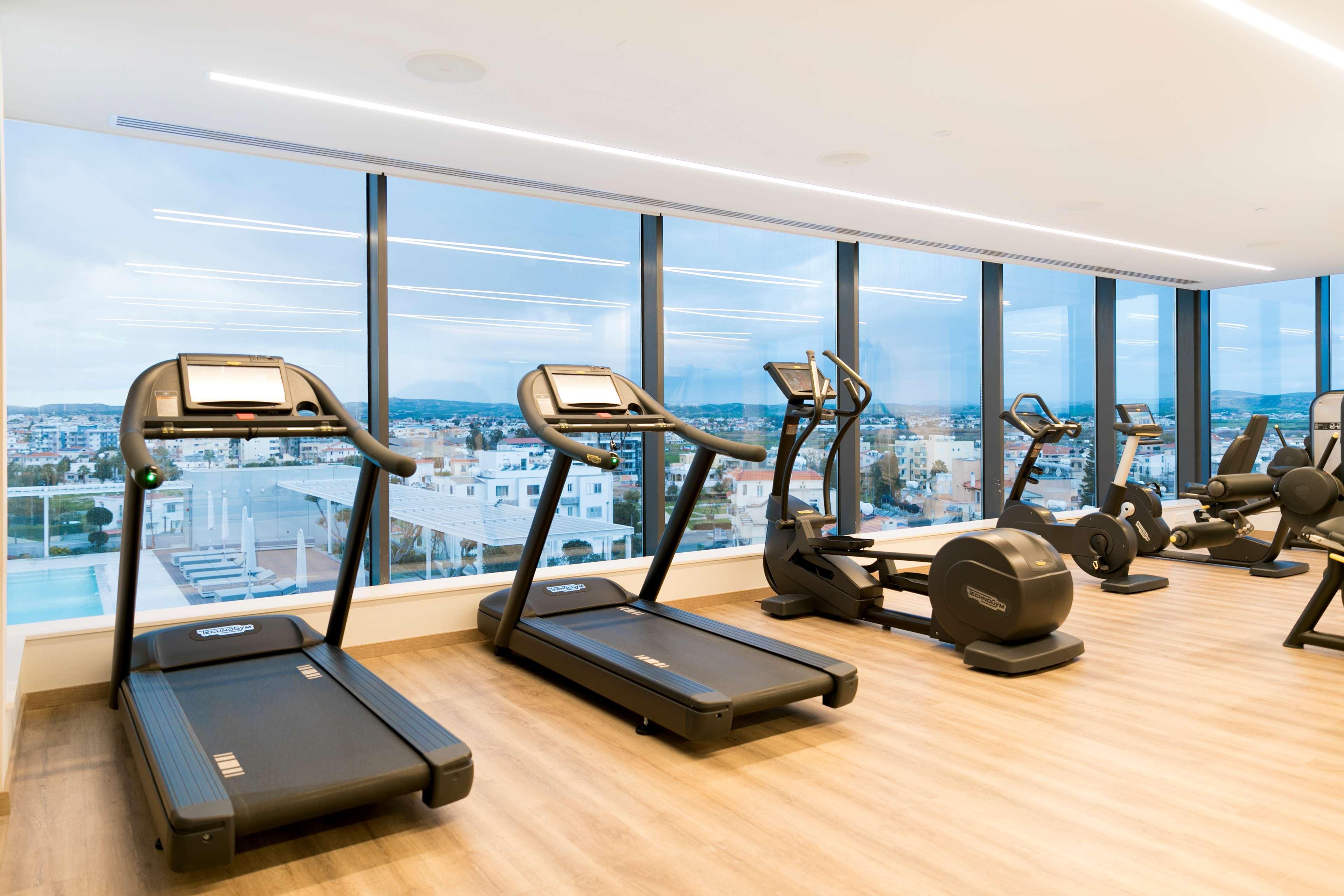 Radisson Blu Hotel, Lárnaca Exterior foto A gym