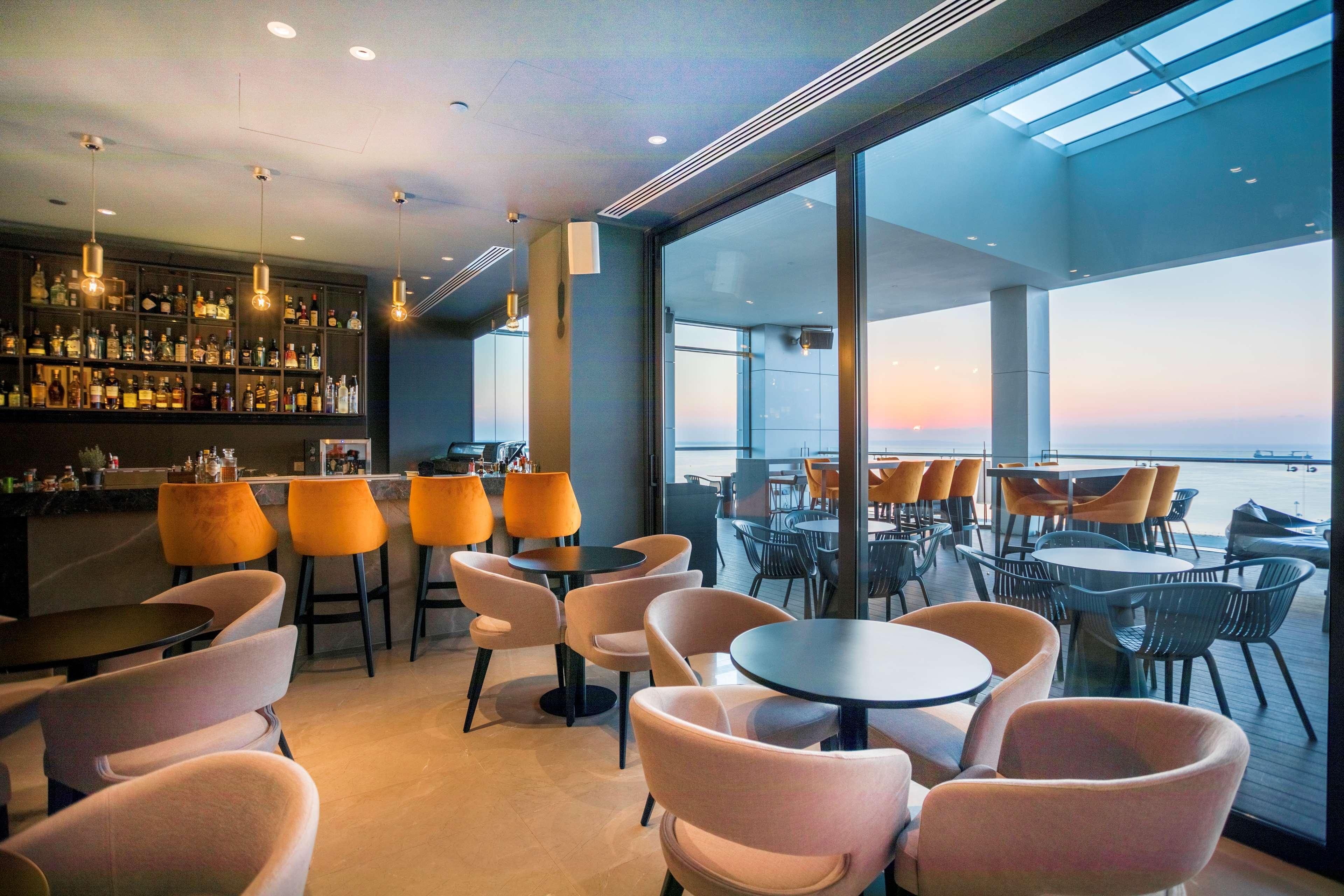 Radisson Blu Hotel, Lárnaca Exterior foto The Sky Bar