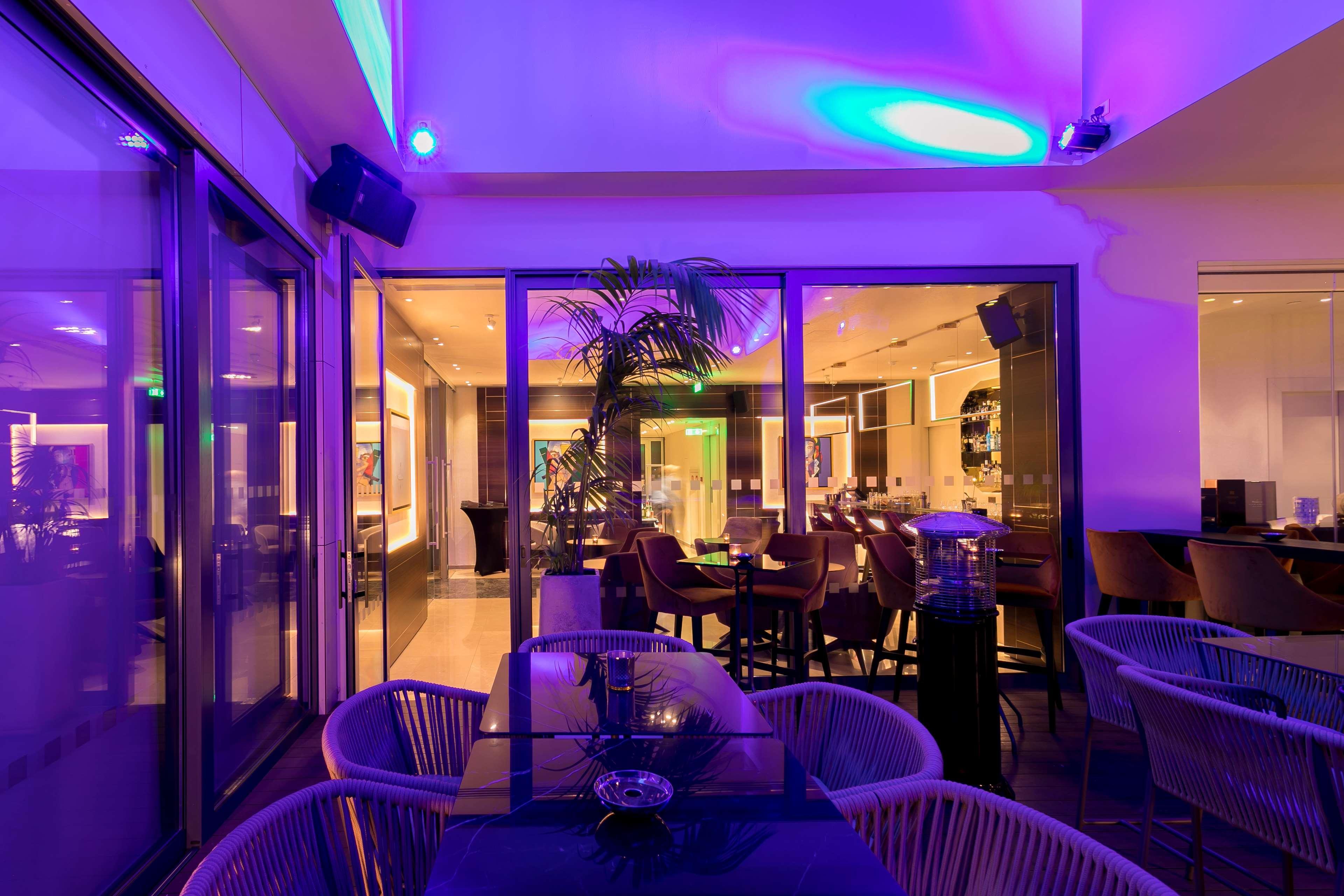 Radisson Blu Hotel, Lárnaca Exterior foto The interior of the bar