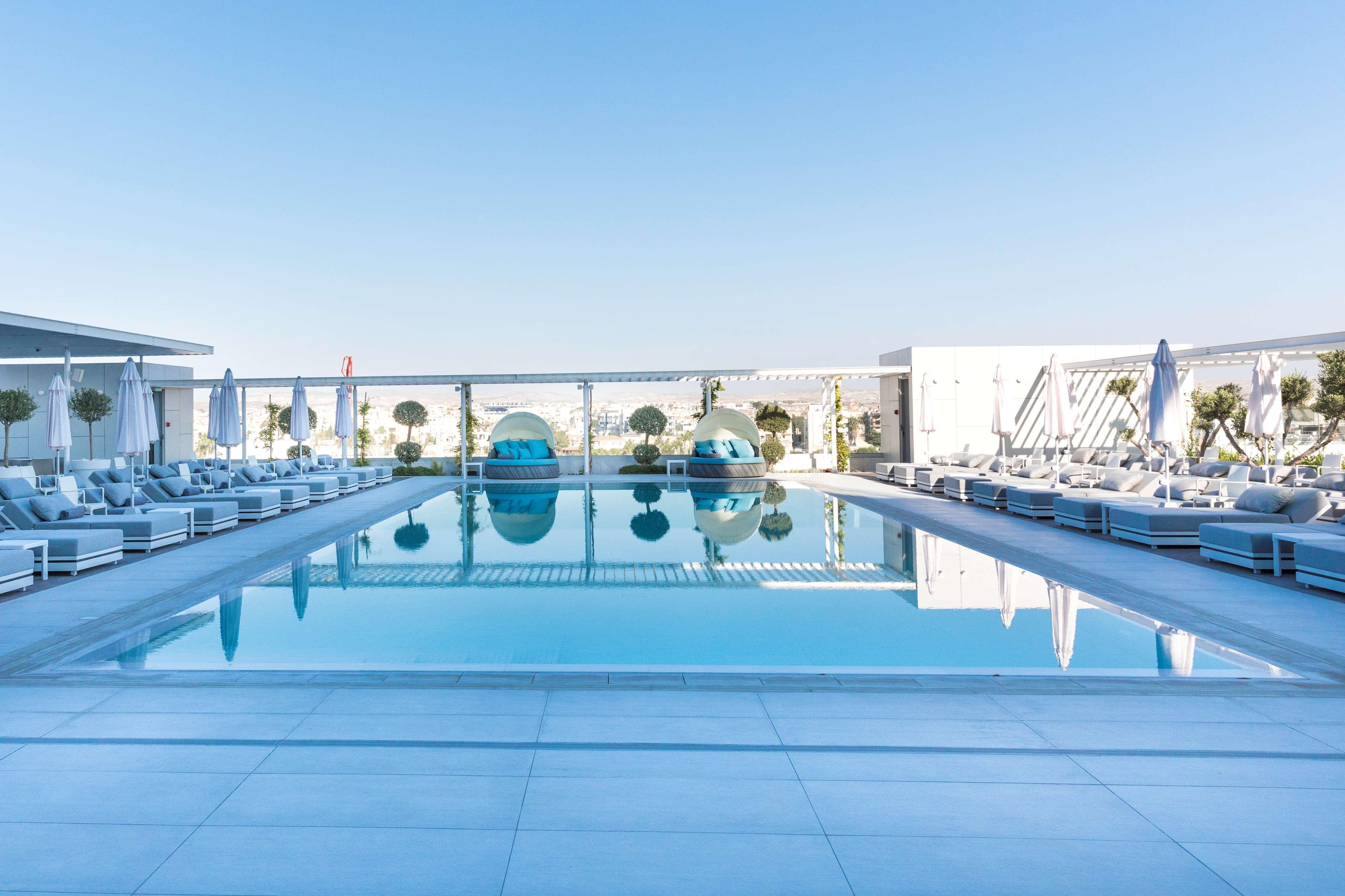 Radisson Blu Hotel, Lárnaca Exterior foto The pool at the hotel