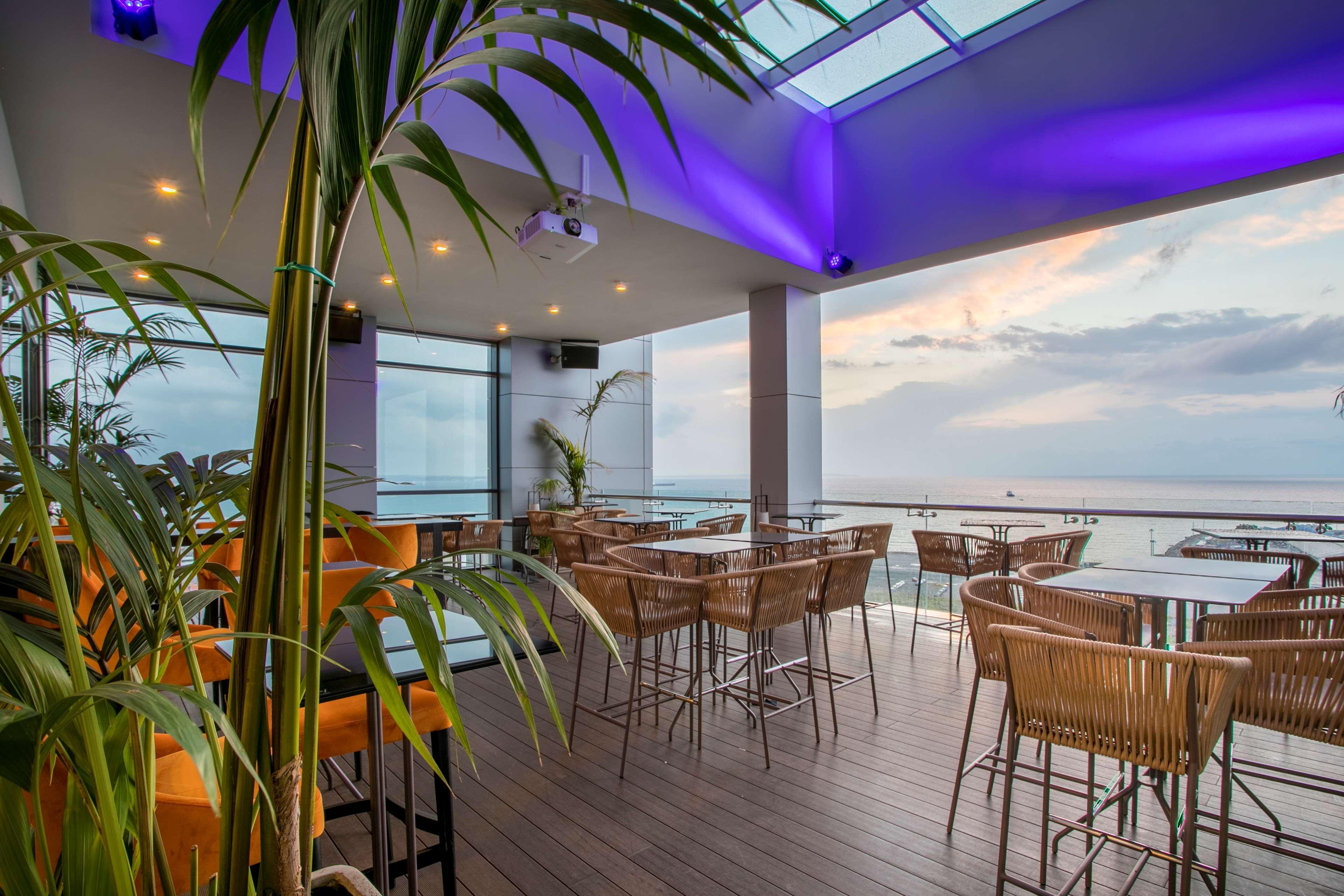 Radisson Blu Hotel, Lárnaca Exterior foto Skyline Bar