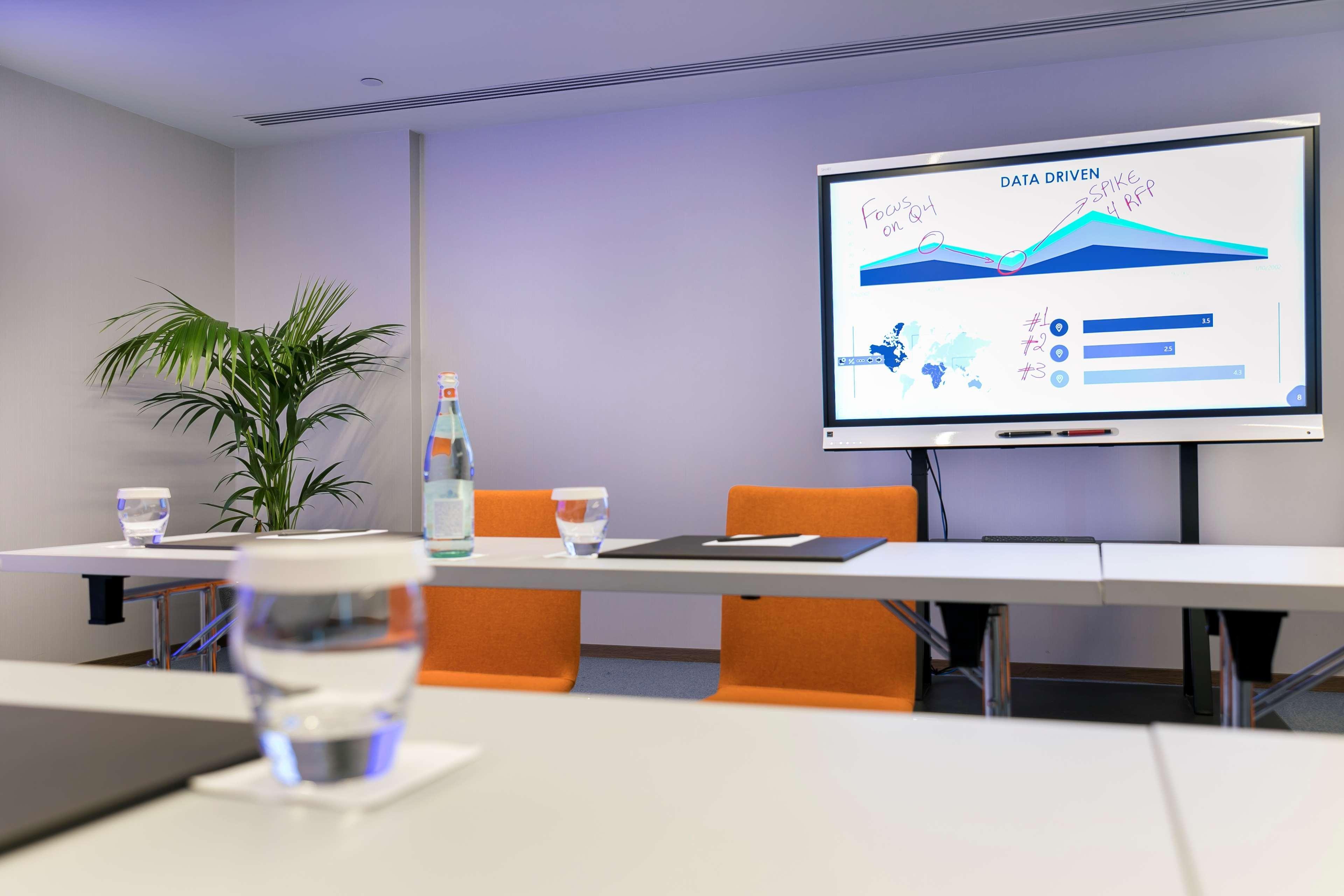 Radisson Blu Hotel, Lárnaca Exterior foto A meeting room with a digital whiteboard