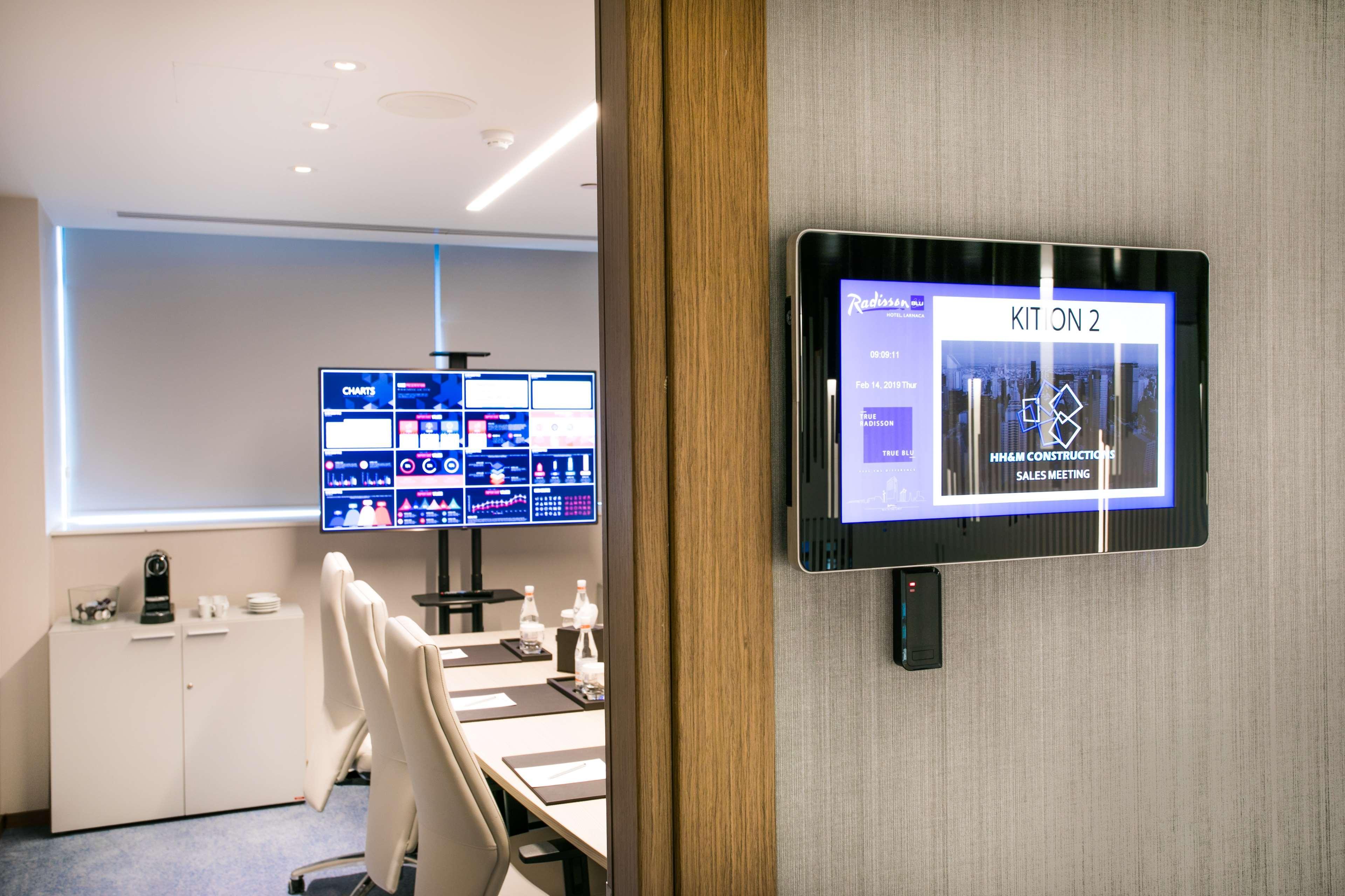 Radisson Blu Hotel, Lárnaca Exterior foto A wall mounted video conferencing system