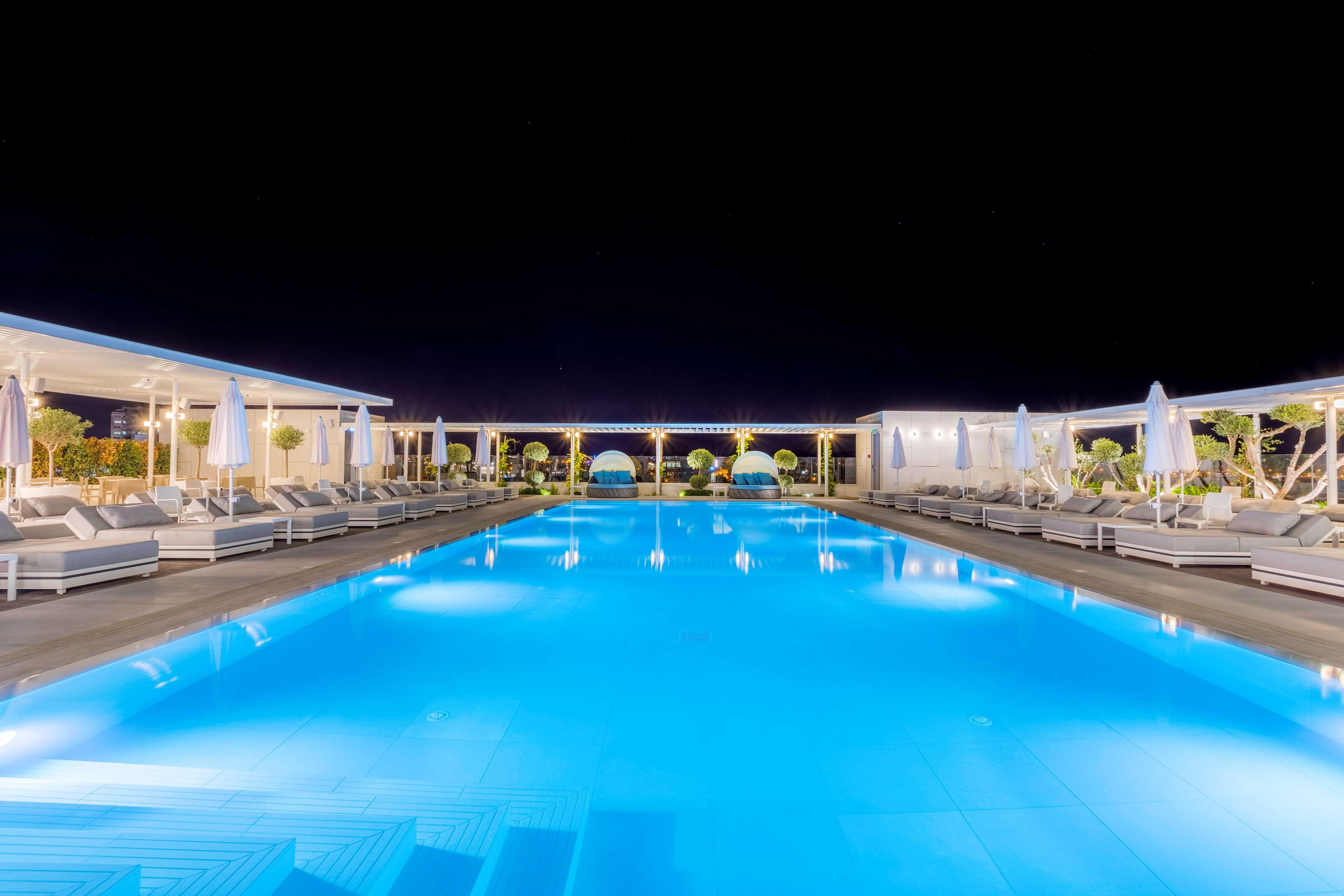 Radisson Blu Hotel, Lárnaca Exterior foto The pool at the hotel
