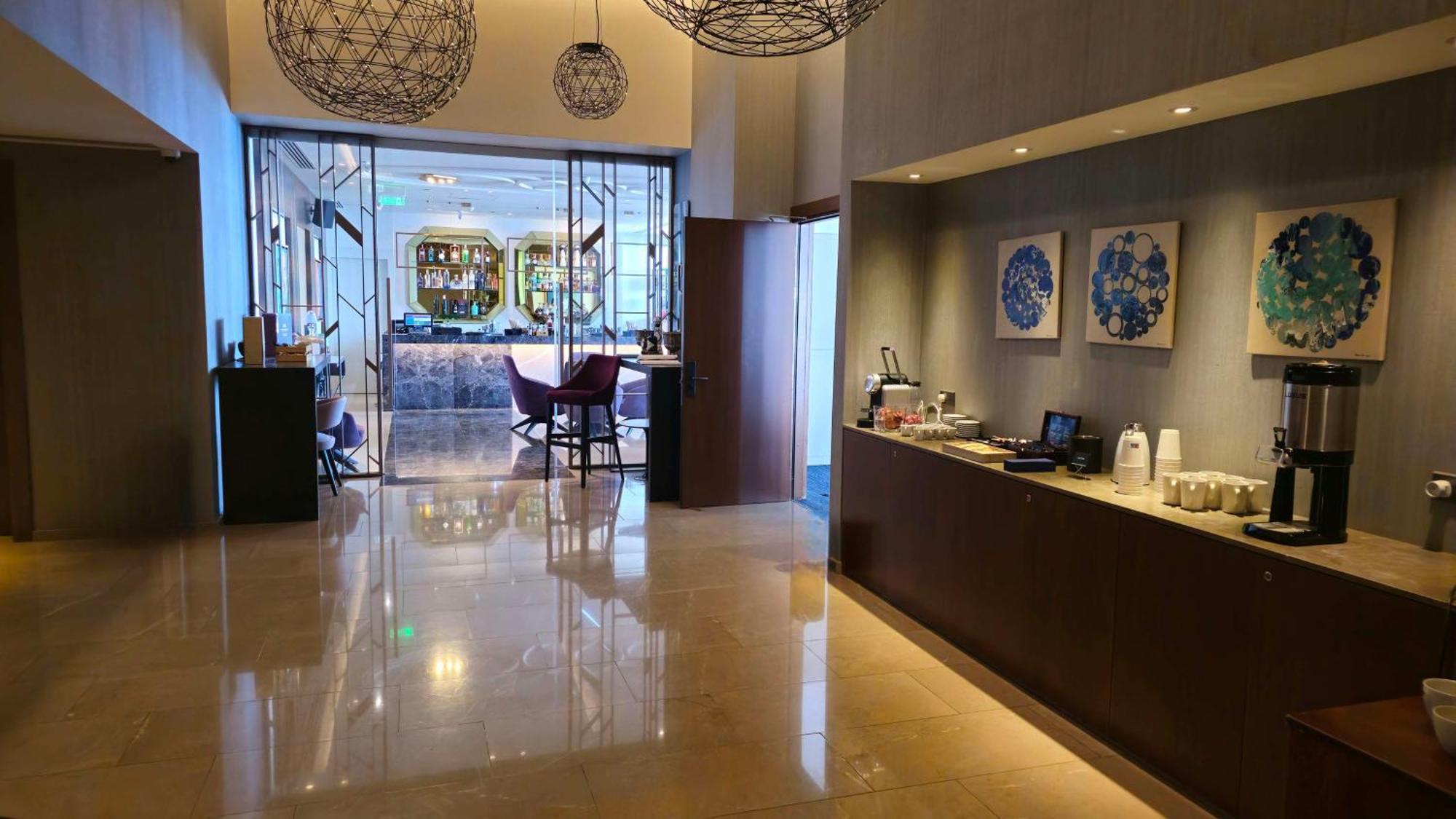 Radisson Blu Hotel, Lárnaca Exterior foto The interior of the lounge